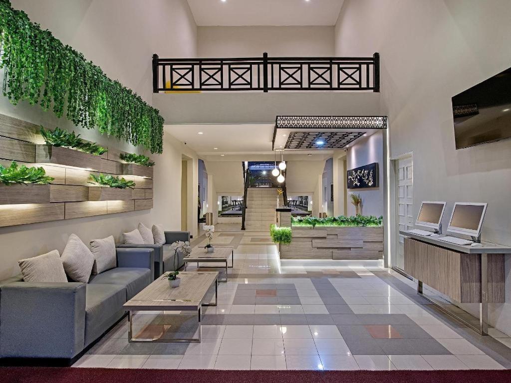 Whiz Prime Hotel Darmo Harapan 수라바야 외부 사진