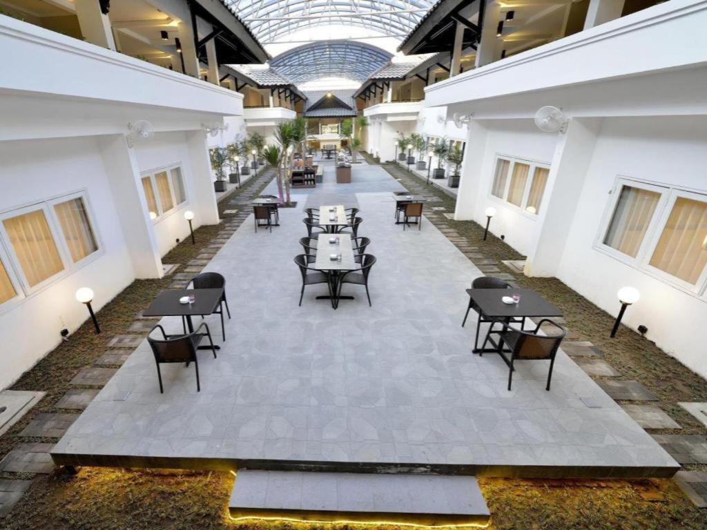Whiz Prime Hotel Darmo Harapan 수라바야 외부 사진