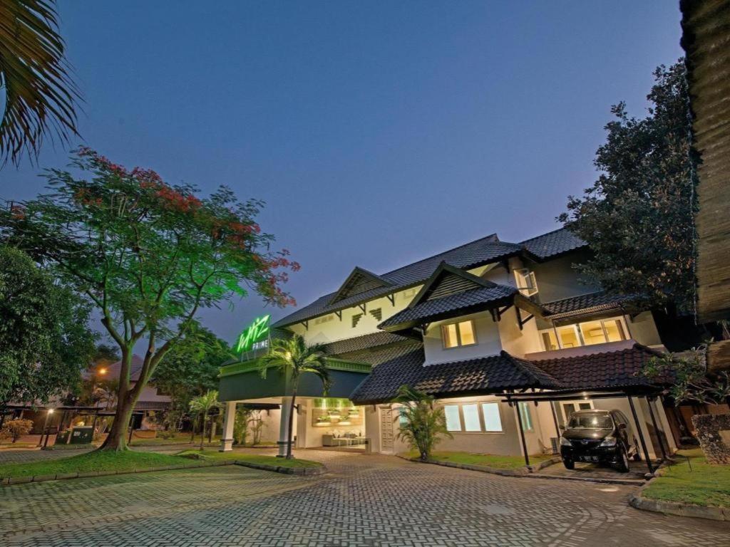 Whiz Prime Hotel Darmo Harapan 수라바야 외부 사진