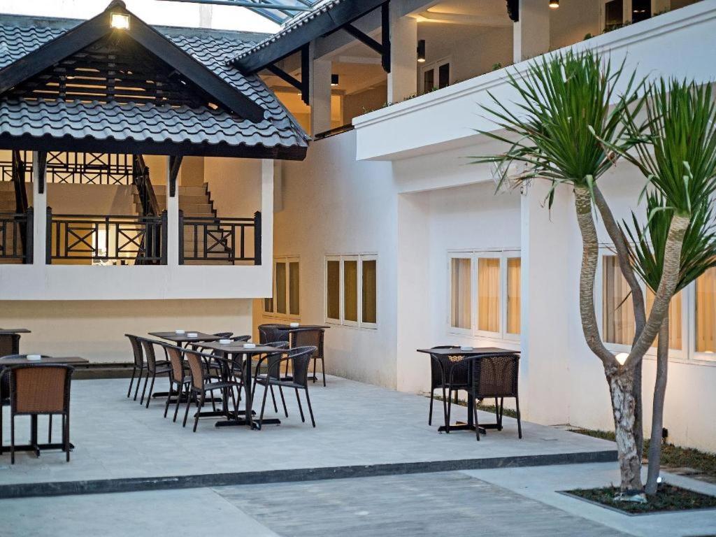 Whiz Prime Hotel Darmo Harapan 수라바야 외부 사진