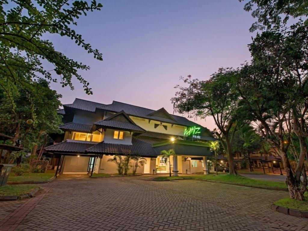 Whiz Prime Hotel Darmo Harapan 수라바야 외부 사진