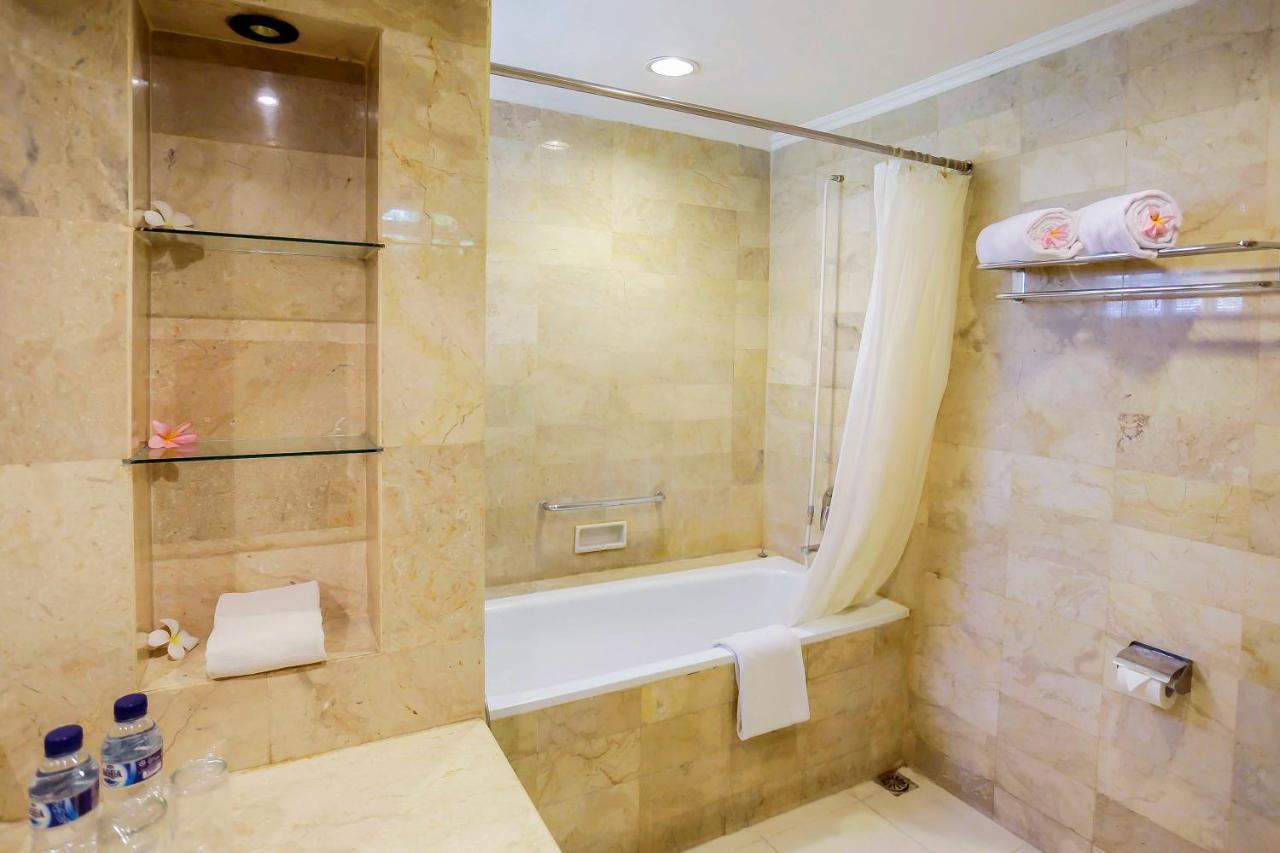 Whiz Prime Hotel Darmo Harapan 수라바야 외부 사진