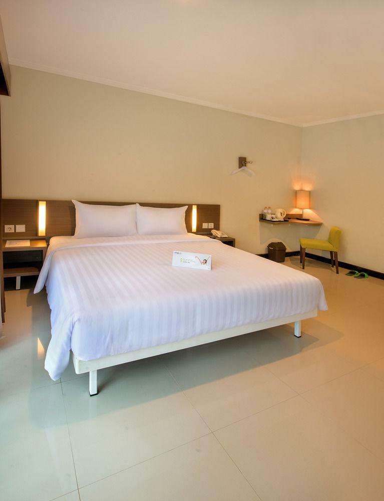 Whiz Prime Hotel Darmo Harapan 수라바야 외부 사진