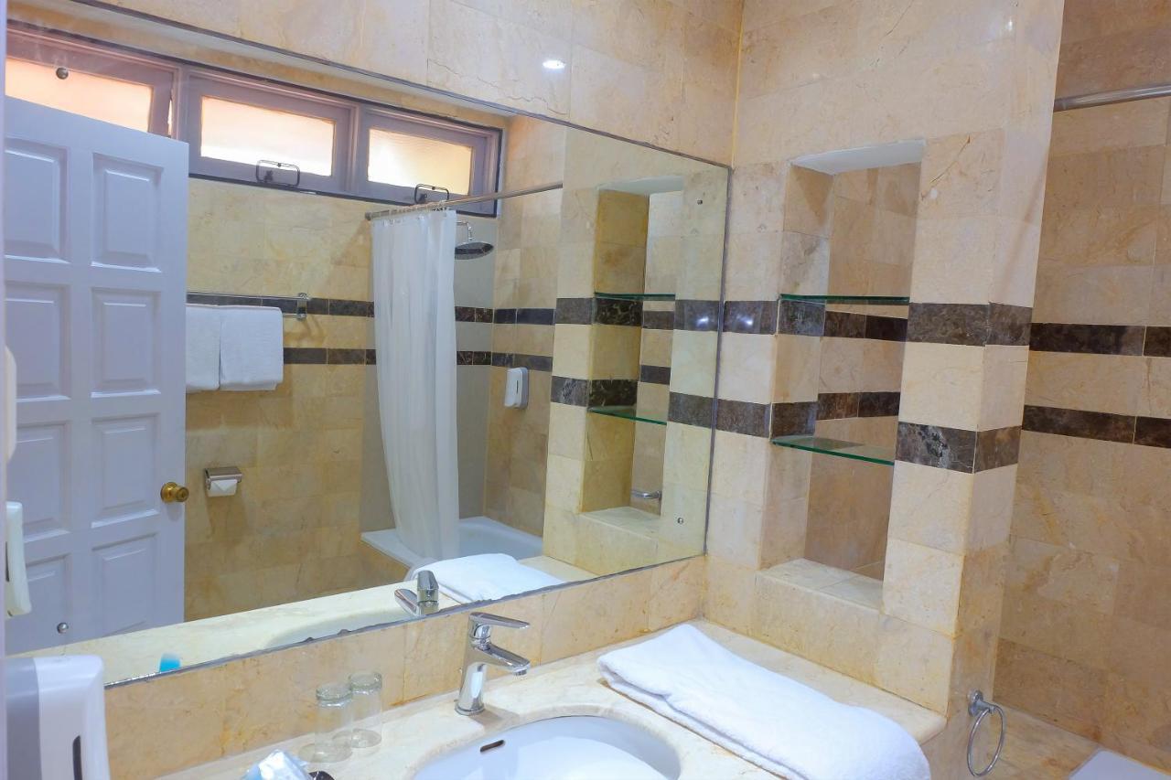 Whiz Prime Hotel Darmo Harapan 수라바야 외부 사진